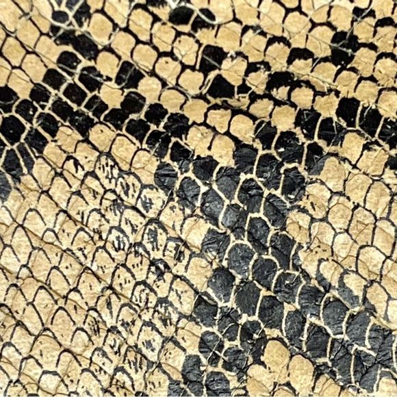 Leather snake skin wallet has cash pockets so that you can stick to your budget - Picture 10 of 14